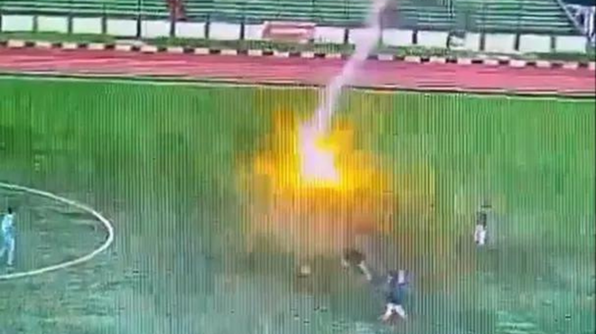 Grozljivka na nogometni tekmi: nogometaša zadela strela, nesrečnež je še dihal, potem pa ... (VIDEO) (foto: Omrežje X)
