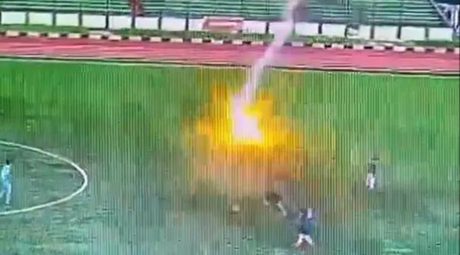 Grozljivka na nogometni tekmi: nogometaša zadela strela, nesrečnež je še dihal, potem pa ... (VIDEO) (foto: Omrežje X)