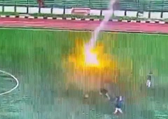 Grozljivka na nogometni tekmi: nogometaša zadela strela, nesrečnež je še dihal, potem pa ... (VIDEO)