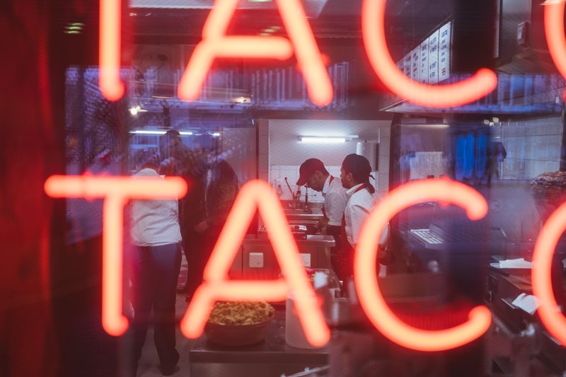 Na ploščadi Ajdovščina v Ljubljani, kjer je bil včasih lokal Plato, nas zdaj že od daleč pozdravljajo neonski napisi "tacos".