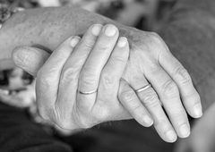 Z roko v roki: znani politik si je skupaj z ženo vzel življenje (nista mogla živeti drug brez drugega)