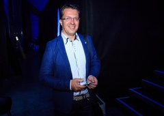 Pretres: Legendarni Hofer ne bo komentiral Evrovizije (zamenjala ga bo ta znana Slovenka)
