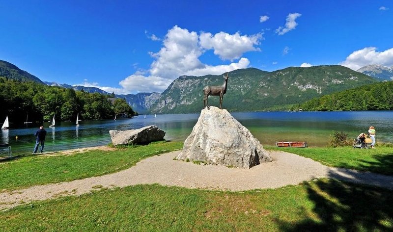 Naše naravne znamenitosti, kot so Bohinjsko in Blejsko jezero, reke in čudovite gore Triglavskega narodnega parka, so na tujce pustile globok vtis.