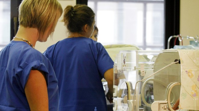 Pričakujte domino efekt zmanjševanja storitev v bolnišnicah: bodo zapirali porodnišnice? (foto: Bobo)