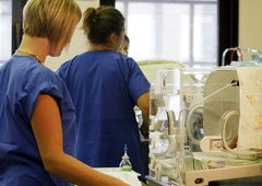 Pričakujte domino efekt zmanjševanja storitev v bolnišnicah: bodo zapirali porodnišnice?
