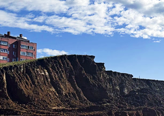 Vzeli so jim edini zeleni hrib v okolici: stanovalci Brilejeve ulice branijo svojo sosesko, zaradi tožbe ugasnili gradbene stroje