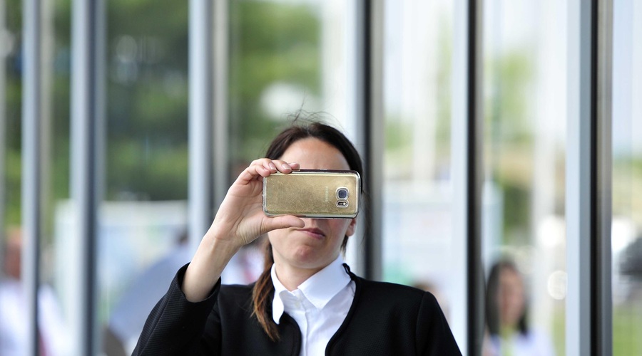 Živimo v času, ko vsi snemajo vse s telefonom: je to v Sloveniji sploh dovoljeno? (foto: Srdjan Zivulovic/bobo)