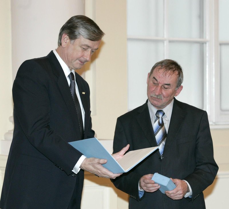 Takratni slovenski predsednik Danilo Türk je leta 2006 Jožetu Hirnöku podelil odlikovanje red za zasluge predsednika republike.