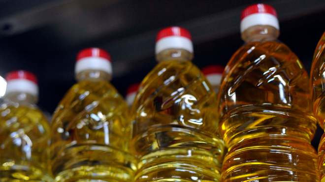 Ali veste, kako se na pravilen način znebiti odpadnega jedilnega olja? (Gre za nevaren odpadek ... ) (foto: Srdjan Živulovič/Bobo)