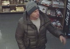 Prepoznate moškega na fotografiji? Iščejo ga pomurski policisti