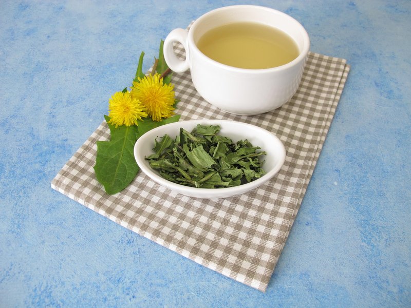 Čaj lahko pripravite iz regratovih listov ali korenin.