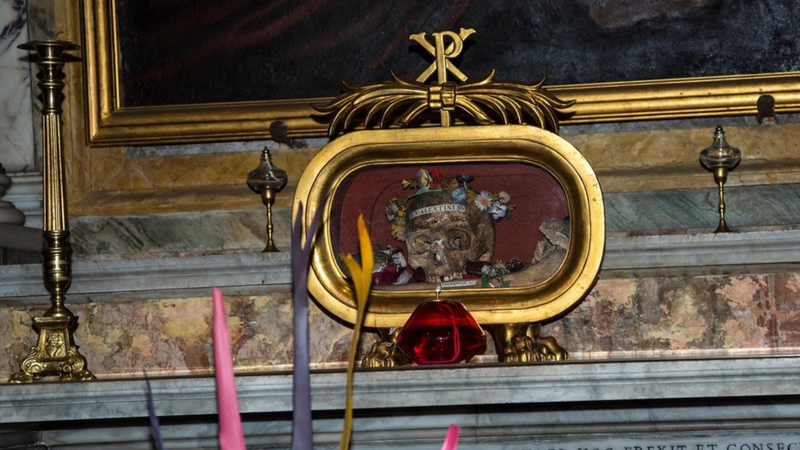 Lobanja sv. Valentina, ki jo hranijo v rimski baziliki Santa Maria v Cosmedinu.
