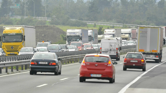 Ali veste, zakaj ponekod vozijo po levi strani ceste, drugod pa po desni? (foto: Žiga Živulovič jr./Bobo)