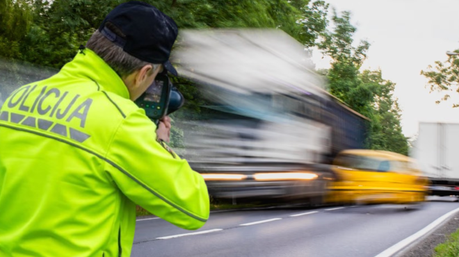 Policisti izvedli poostren nadzor voznikov tovornih vozil in avtobusov: kaj so ugotovili? (foto: Profimedia/Facebook/Slovenska policija/fotomontaža)