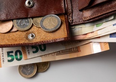 Povprečna mesečna plača v letu 2023 višja kot leto prej