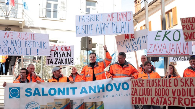 Protestni shod zaposlenih in sindikata podjetja Salonit Anhovo zaradi posledic predlaganih sprememb zakona o varstvu okolja. (foto: Borut Živulović /BOBO)