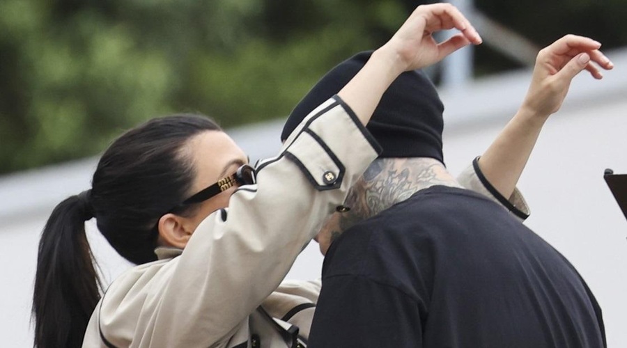 Razpoložena za ljubezen: zvezdnika sta si izkazovala nežnosti pred očmi vseh (FOTO) (foto: Profimedia)