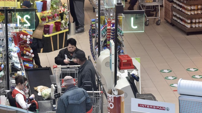 Napitnine za trgovce: kaj se zgodi z drobižem, ki ga kupci ob nakupu pustijo na blagajnah? (foto: Žiga Živulović jr./Bobo)