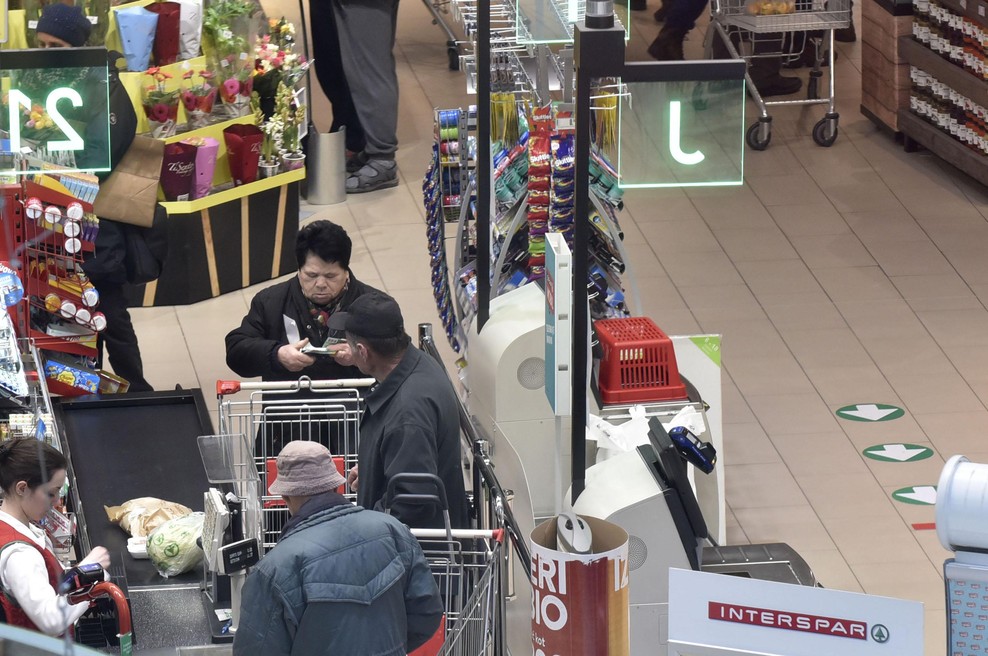 Napitnine za trgovce: kaj se zgodi z drobižem, ki ga kupci ob nakupu pustijo na blagajnah? (foto: Žiga Živulović jr./Bobo)