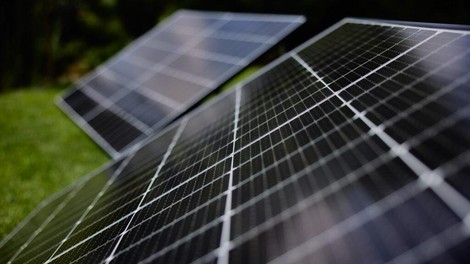 Delovanje balkonskih sončnih elektrarn pri šibki svetlobi