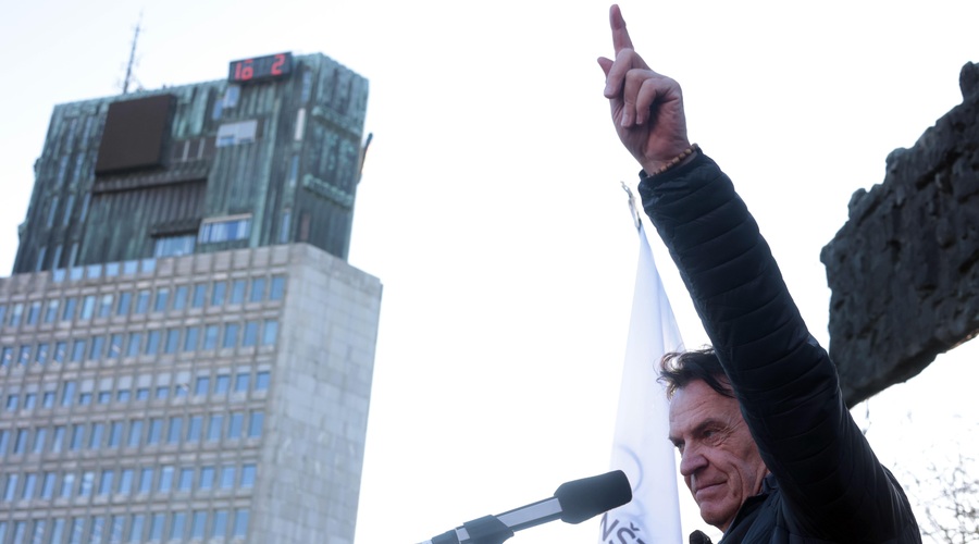 Pestro v središču Ljubljane: protestniki še desetič zahtevali višje pokojnine (FOTO) (foto: Borut Živulović /BOBO)