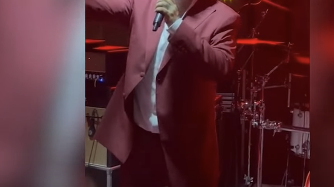 Znani hrvaški pevec, ki pogosto nastopa tudi v Sloveniji, med nastopom skoraj padel z odra (foto: Youtube/Blic/posnetek zaslona)