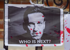 Na shodih po nenadni smrti Putinovega najvidnejšega nasprotnika Alekseja Navalnega aretirali več sto ljudi