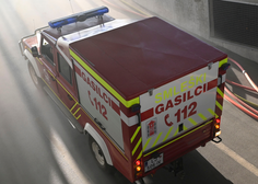 Požar v kranjskem proizvodnem obratu: eno osebo odpeljali z reševalnim vozilom