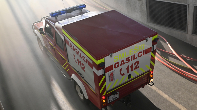 Požar v kranjskem proizvodnem obratu: eno osebo odpeljali z reševalnim vozilom (foto: Žiga Živulovič jr./Bobo)