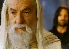 'Gandalf' prekinil zvezo s 54 let mlajšim gledališkim igralcem: "Tako hitro, kot se zaljubi, se tudi odljubi"