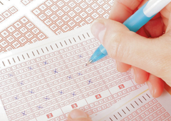 Saj ni res, pa je: na loteriji zadel 33 milijonov evrov, a srečke ni unovčil pravočasno in ostal brez denarja