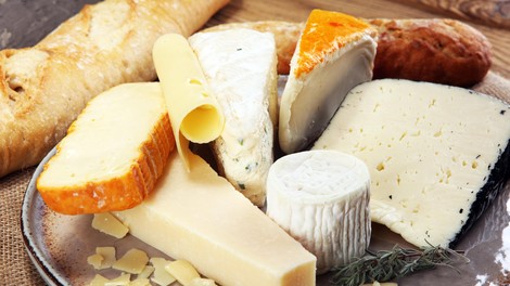 Plošča različnih sirov