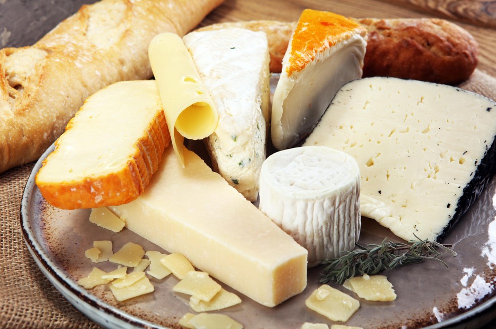 Če kupujete sir in na embalaži piše tole, se mu raje izognite v velikem loku (foto: Profimedia)