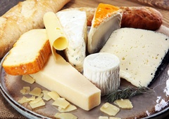 Če kupujete sir in na embalaži piše tole, se mu raje izognite v velikem loku