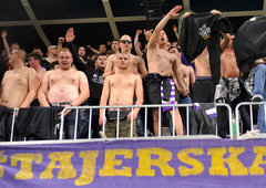 Navijaški izgredi v Murski Soboti: Kljub vodstvu Maribora Viole s pirotehniko zakrivile prekinitev tekme (poškodovani tudi igralci)