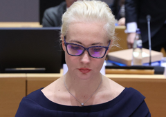 Soproga pokojnega Alekseja Navalnega v Bruslju: njeno sporočilo pozdravila tudi Tanja Fajon