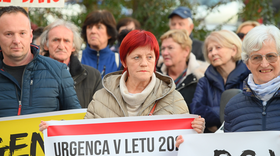 Občani Kamnika zaradi vladne uredbe protestno na ulico: želijo pisna zagotovila, da ... (foto: Žiga Živulovič jr./Bobo)