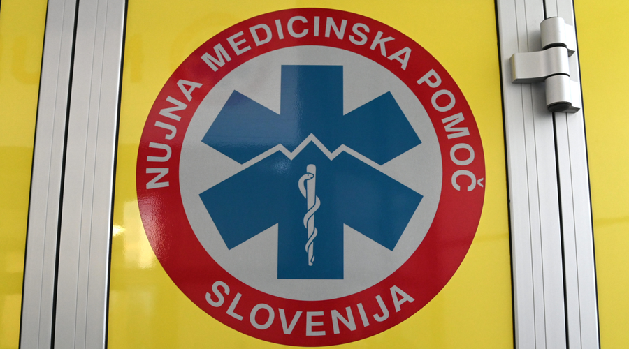 Odklanjal zdravniško pomoč, zato so morali posredovati policisti (foto: Žiga Živulovič jr./Bobo)