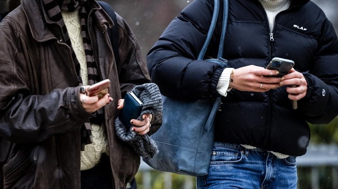 Prihaja prepoved uporabe mobilnih telefonov v šolah (veljala bo tudi med odmori) (foto: Profimedia)