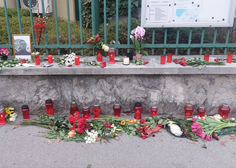 Kaj se dogaja v Ljubljani? Občani na Prešernovi cesti prižigajo sveče in prinašajo rože (FOTO)