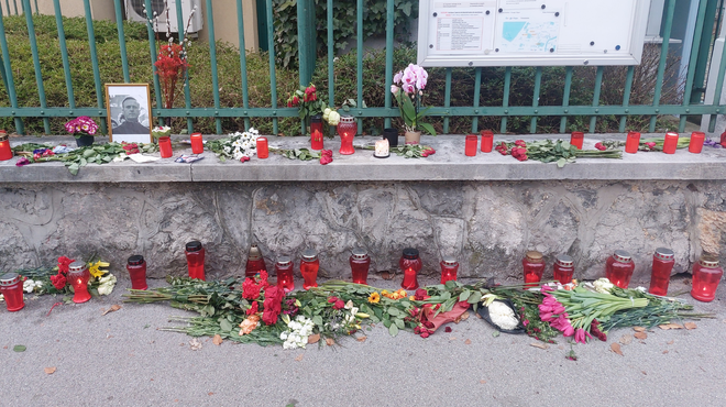 Kaj se dogaja v Ljubljani? Občani na Prešernovi cesti prižigajo sveče in prinašajo rože (FOTO) (foto: Metropolitan)