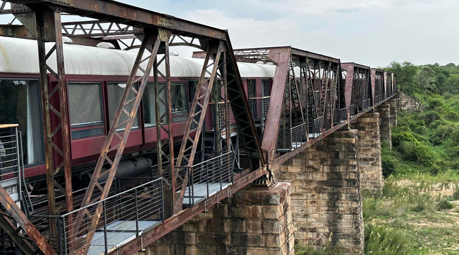 Afriški vlak, ki se ne premika, postal največja turistična atrakcija (fotografije razkrivajo, zakaj) (foto: Facebook profil/Kruger Shalati - Train on the Bridge)