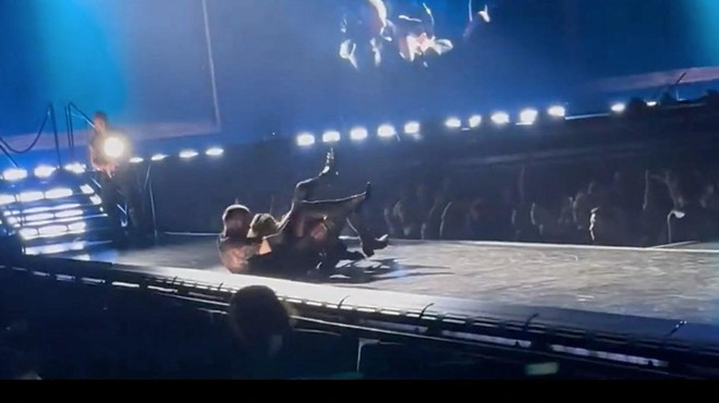 Hud spodrsljaj na Madonninem koncertu: pevka nenadoma pristala na tleh (VIDEO) (foto: Profimedia)
