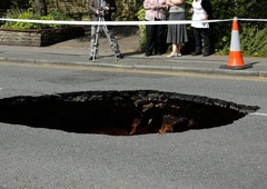 Študenta sta se vračala z zabave, nato pa zapeljala v veliko luknjo na cesti