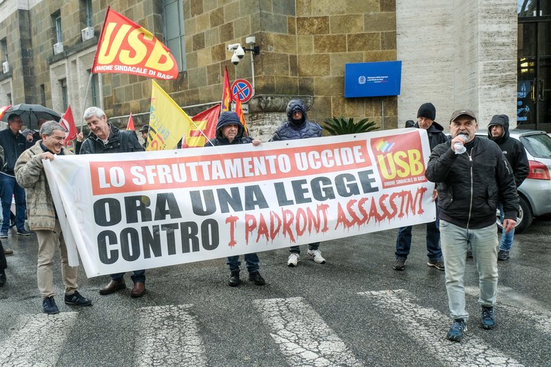 Protesti v bližini ministrstva za delo v Italiji.