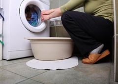 Zakonca je skrbel smrad v kopalnici, nazadnje sta v njej našla ...