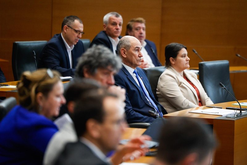 Izredna seja državnega zbora, na kateri so obravnavali predlog priporočila vladi v zvezi s stanjem na področju boja proti korupciji v Republiki Sloveniji.
Predsednik SDS Janez Janša.
