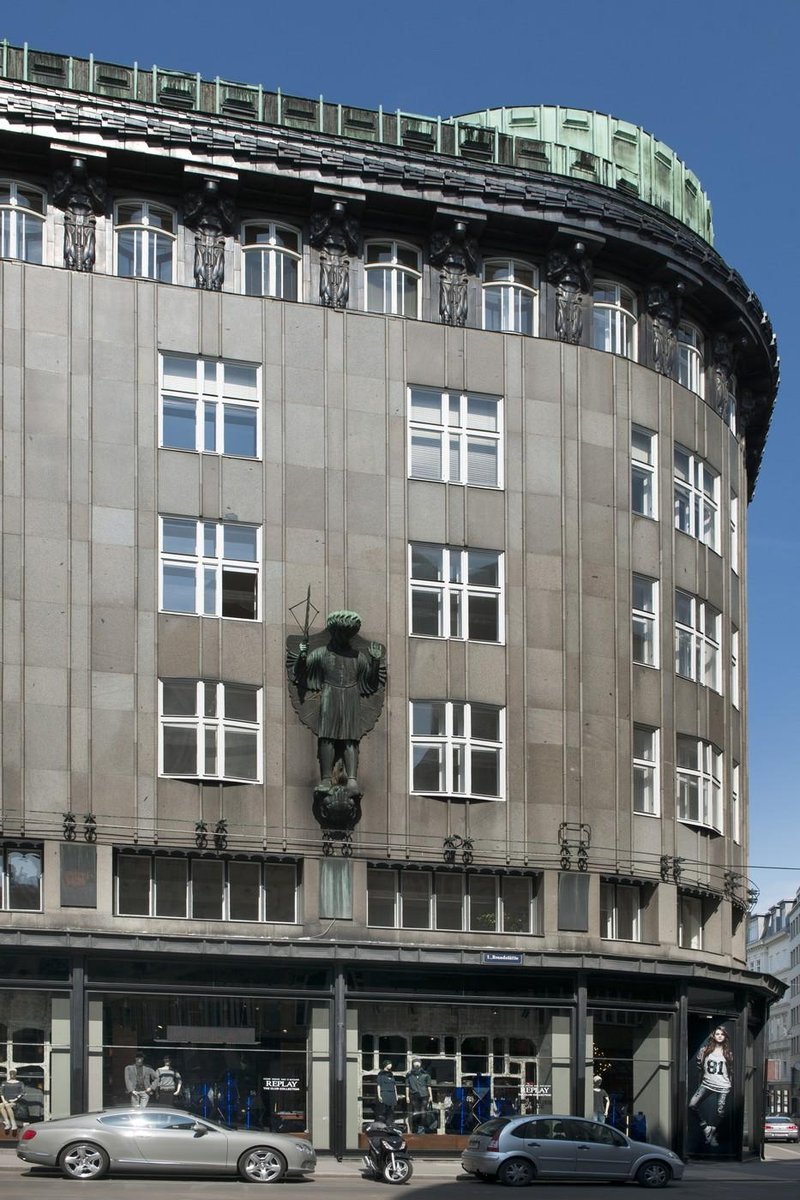 Slovenski arhitekt Jože Plečnik je na Dunaju ustvaril znamenito Zachelrjevo hišo, ki si jo je ob obisku vredno ogledati.