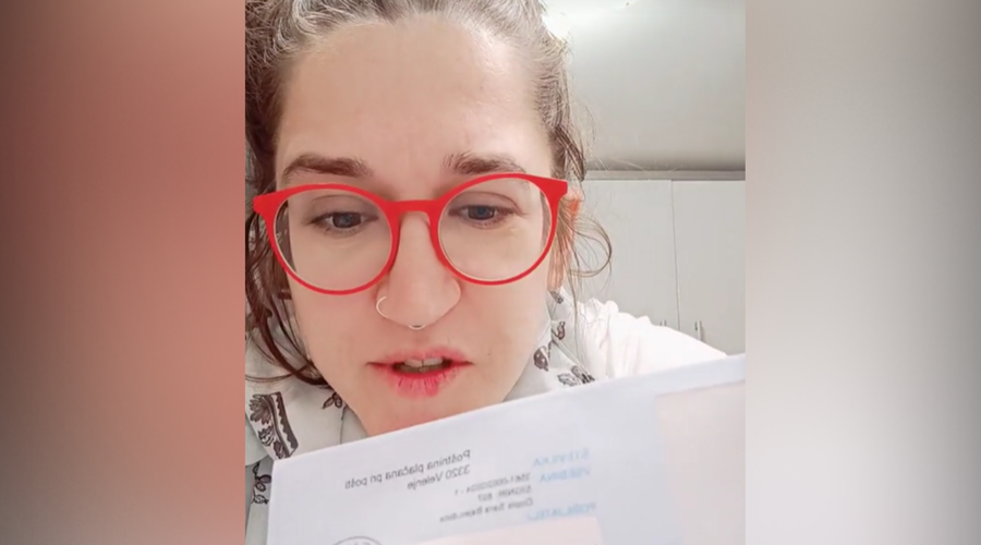 Nekdanjo udeleženko Kmetije razkurili na velenjski občini: dali so ji pet dni časa, da ... (foto: TikTok/Sara Bajec/posnetek zaslona)