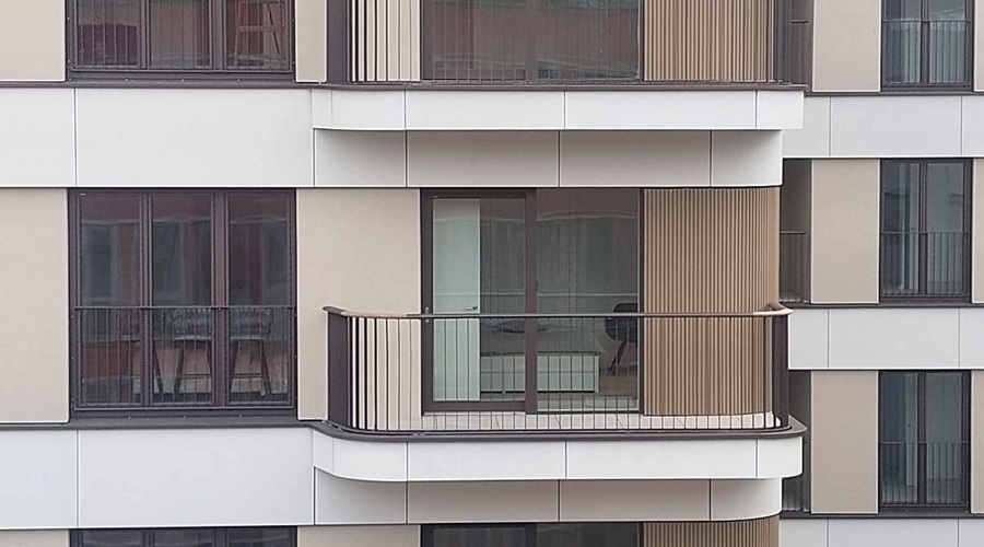 "Dvoriščno okno" v Ljubljani: iz sosednje stavbe razgled naravnost na spalnice tega prestižnega kompleksa ... (foto: Metropolitan)